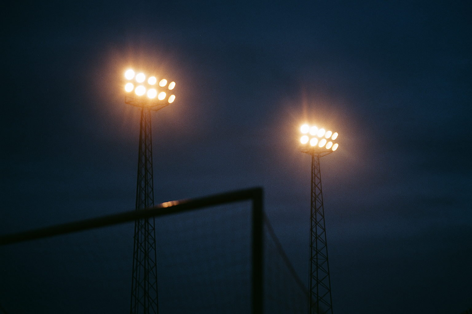 Abendflutlicht über dem Sportplatz